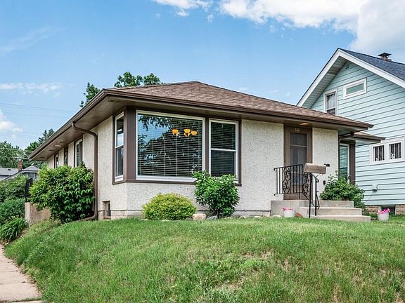 3rd image of 881 Hyacinth Ave E