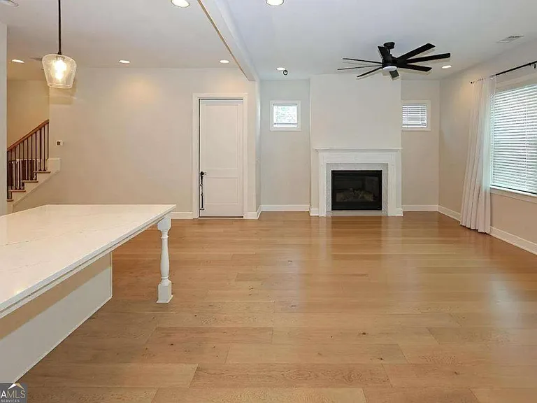 1860 Commons Pl NW — Photo 7
