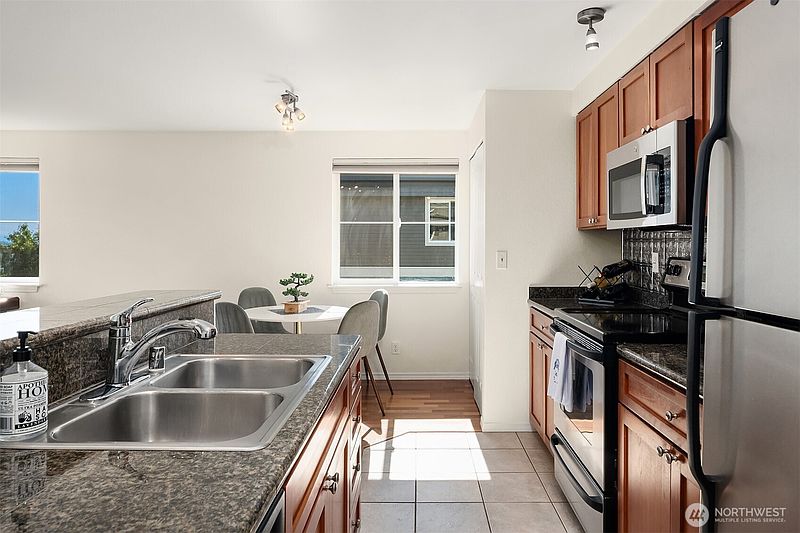 5th image of 300 10th Avenue #B409