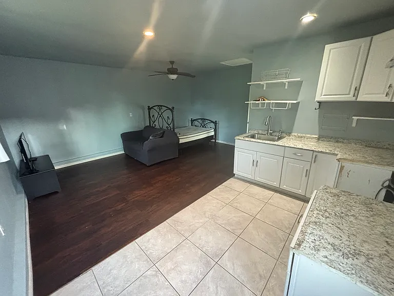 2307 W 74th St #B — Photo 8