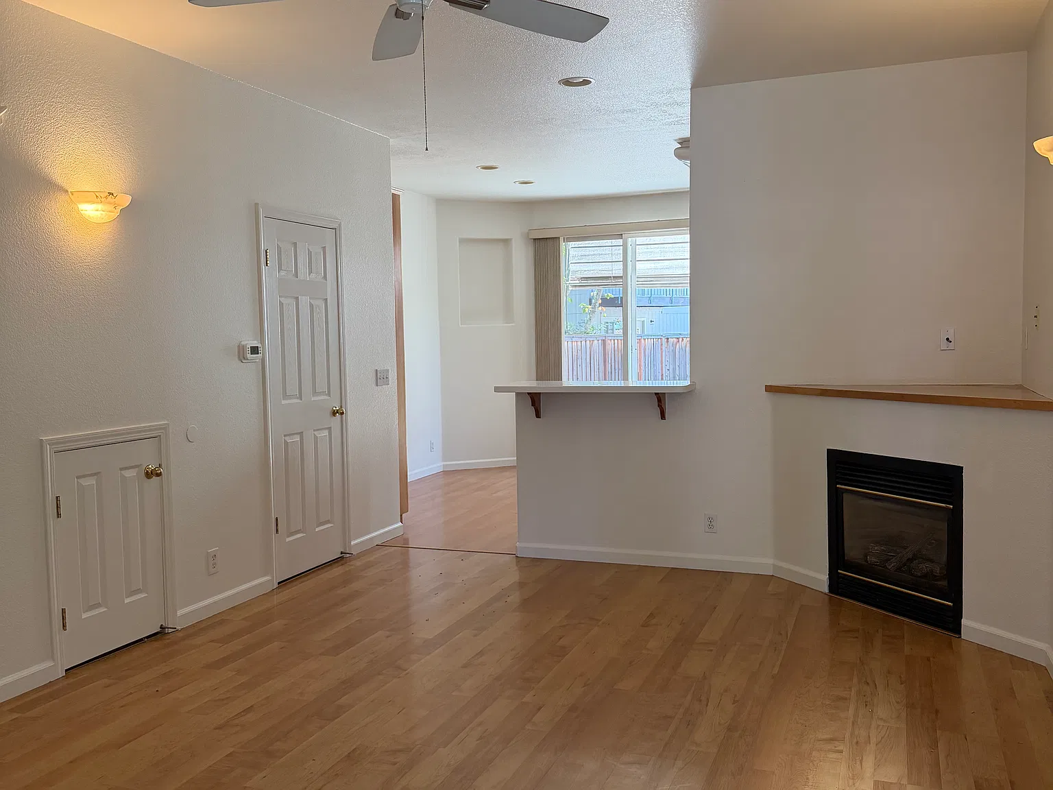 3 bed, 2.5 bath, 1200 sqft, $2,995 — Photo 3