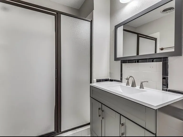3624 W Biddison St — Photo 12