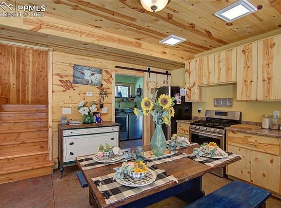 5th image of 242 Snowberry Creek Rd