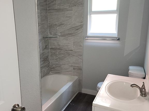 4th image of 211 E 17th St #211