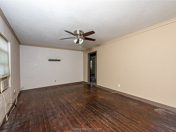 3rd image of 402 N Woodrow St