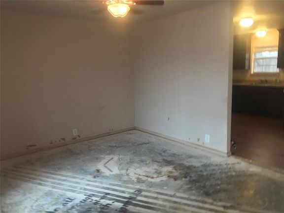 4th image of 220 NW Summercrest Blvd