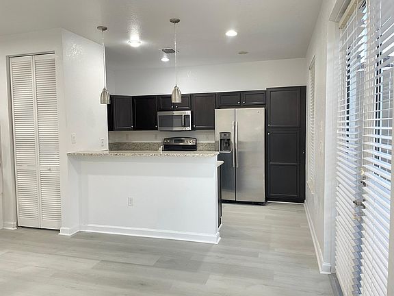 Eat-in kitchen counter area