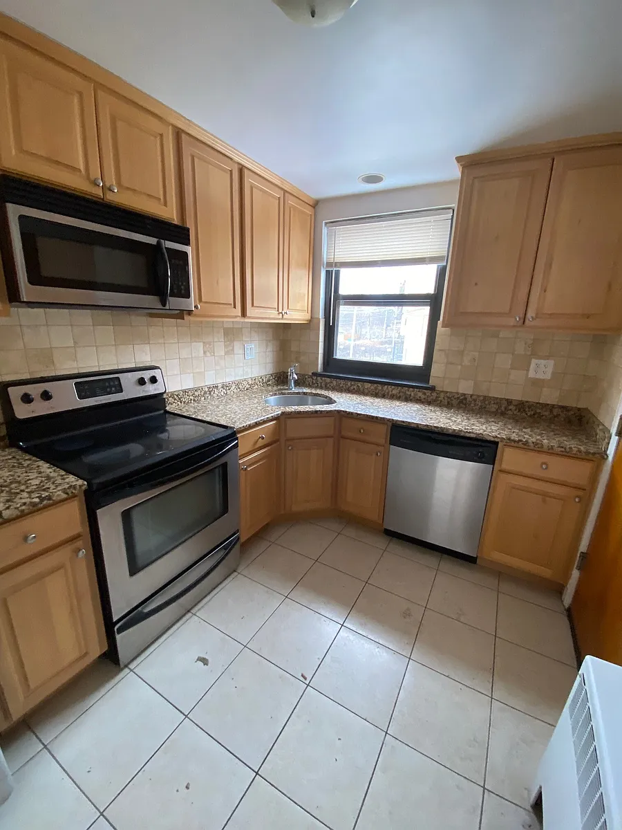 Building Photo - 7324 N Ridge Ave #3E