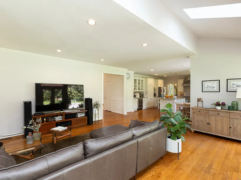 8809 Saunders Ln — Photo 15
