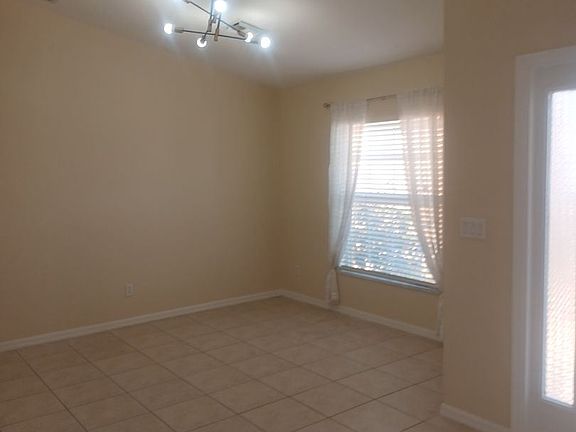 4th image of 826 NE 10th Ln