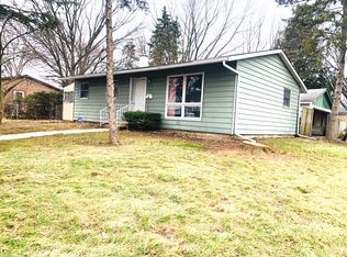 200 Sioux Ave, Carpentersville, IL 60110