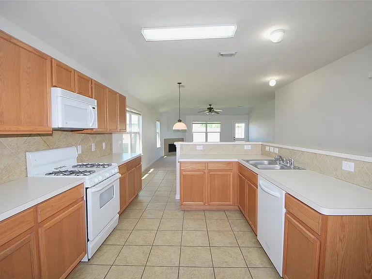 2826 Foster Hill Dr — Photo 6