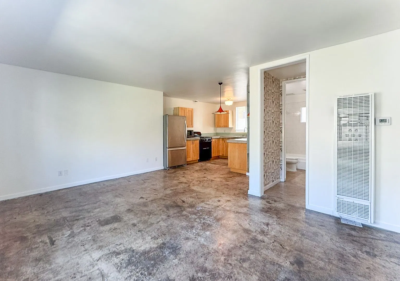 Modern 2-Bedroom Living Near Venice Beach | Patio & Parking — Photo 4
