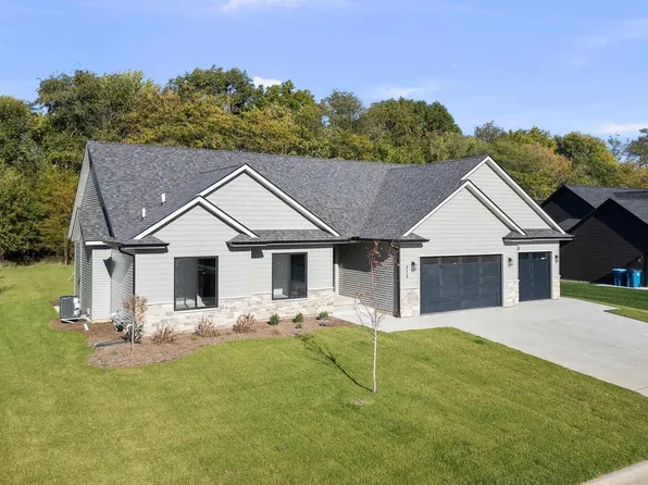 313 Linda Ln, Riverdale, IA 52722