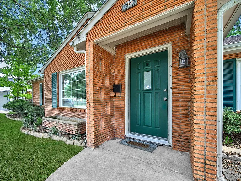 1607 Libbey Dr — Photo 3