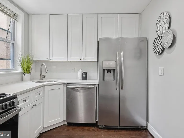 908 W Lombard St — Photo 4