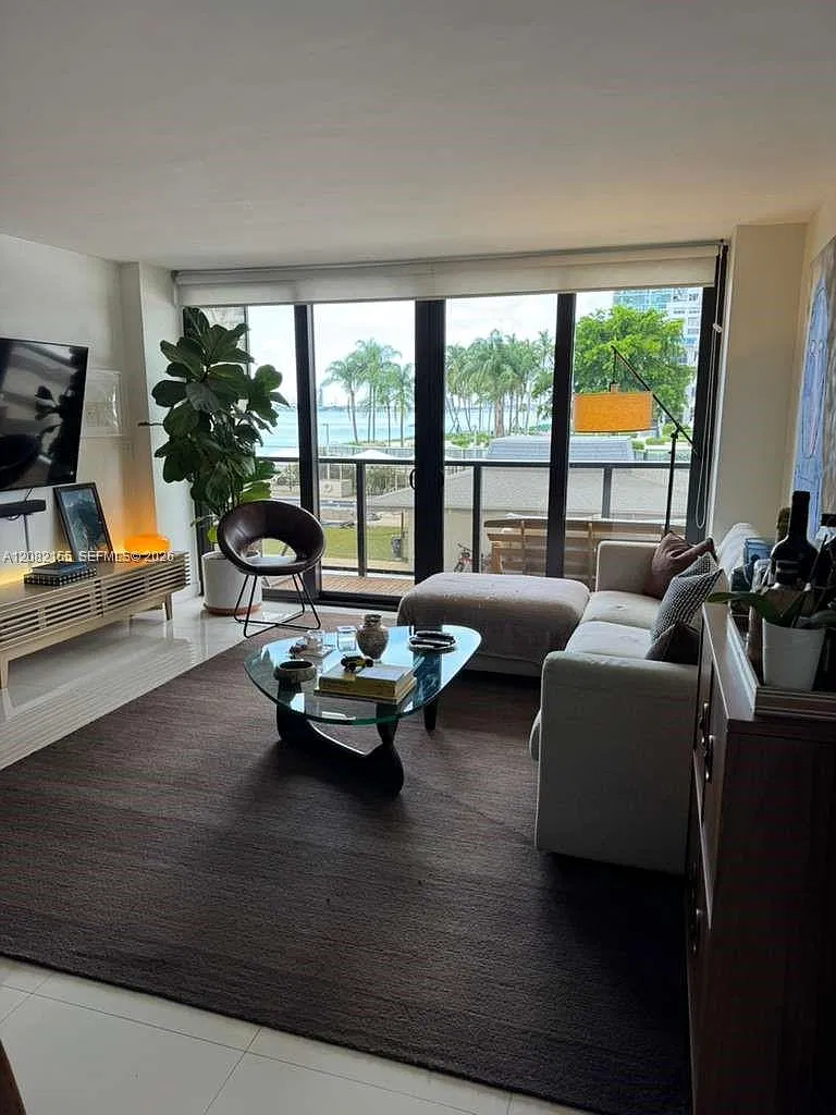 Charter Club Condo — Photo 2