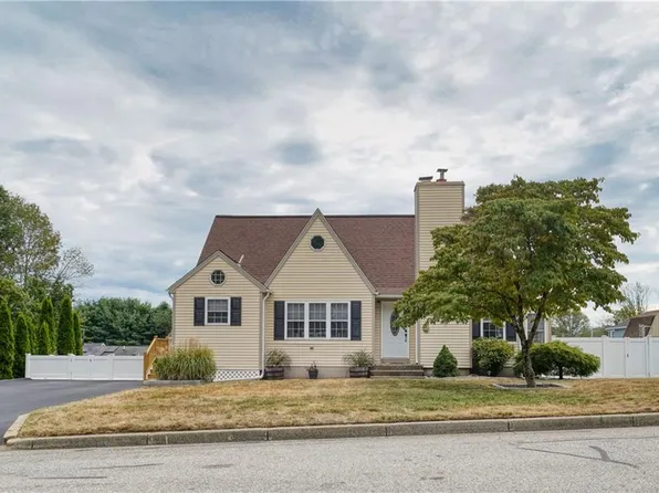 9 Surrey Ln, West Warwick, RI 02893