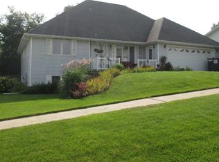 1122 E 7th St, Pella, IA 50219