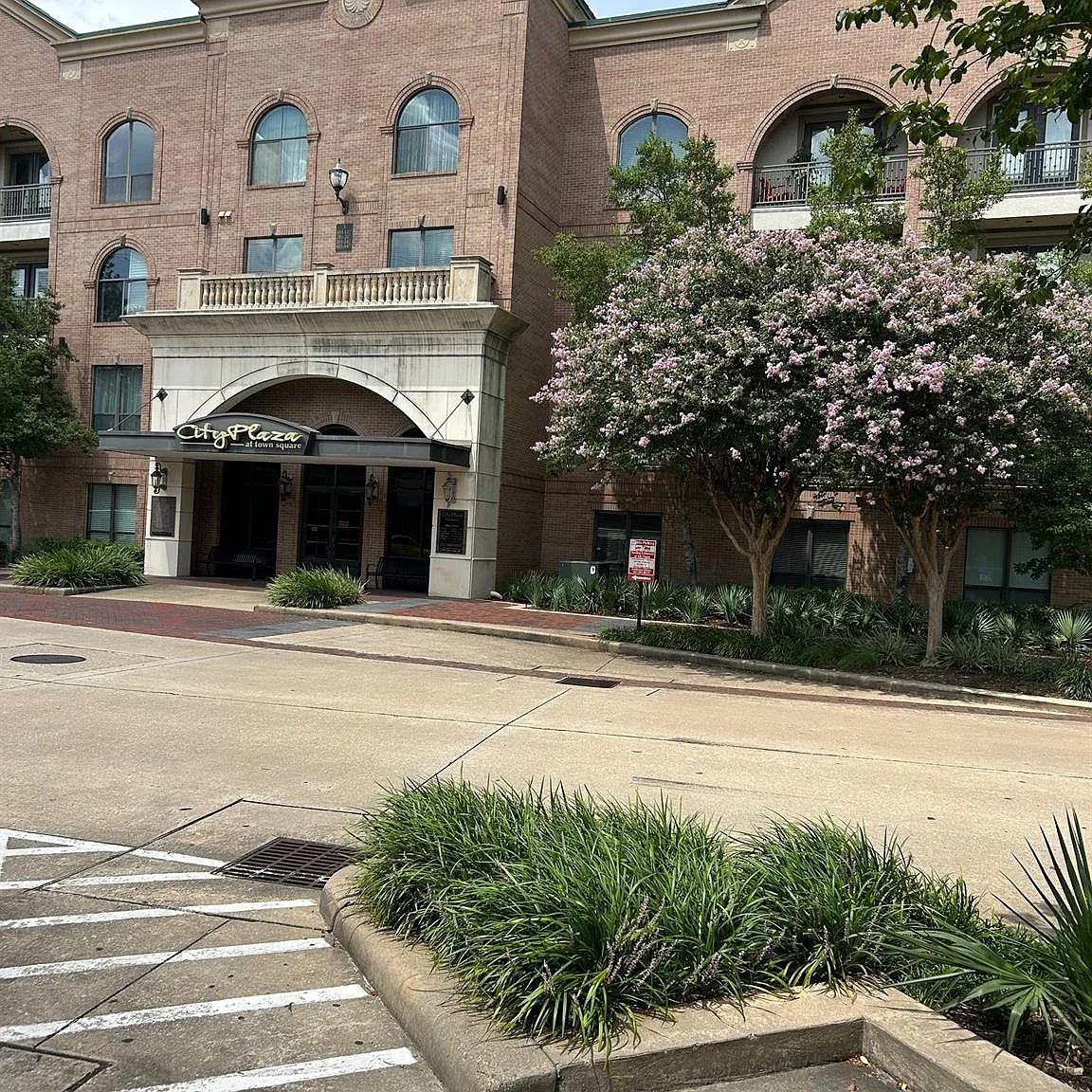1 bed, 1.0 bath, 835 sqft, $2,350 — Photo 1