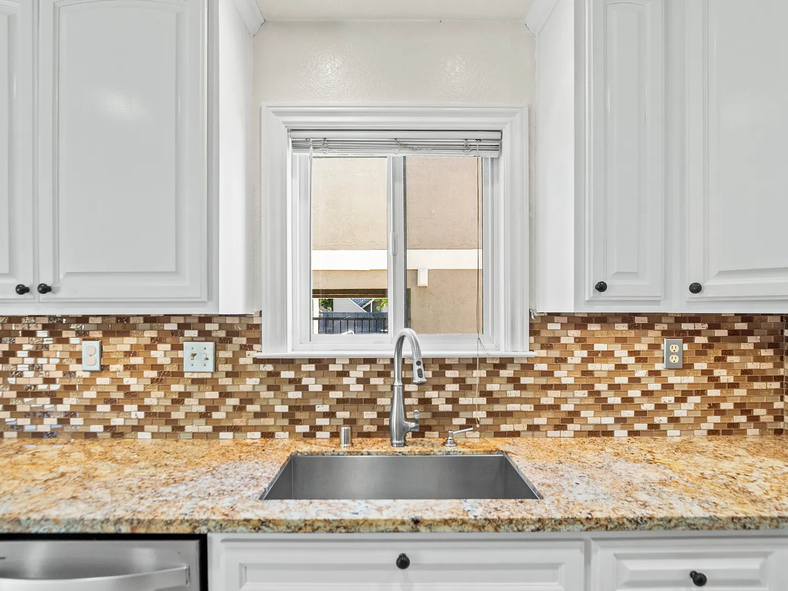 3 bed, 2.5 bath, 1300 sqft, $5,200 — Photo 4
