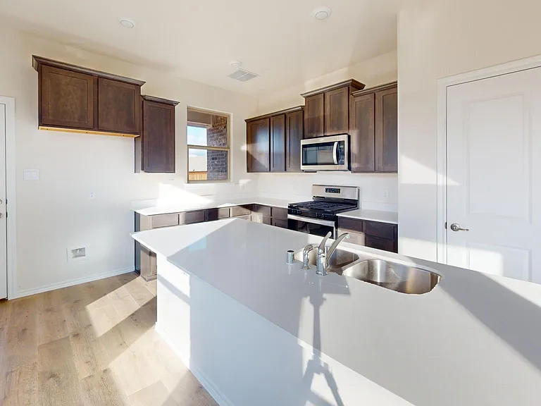3941 Oak Creek Cir — Photo 6