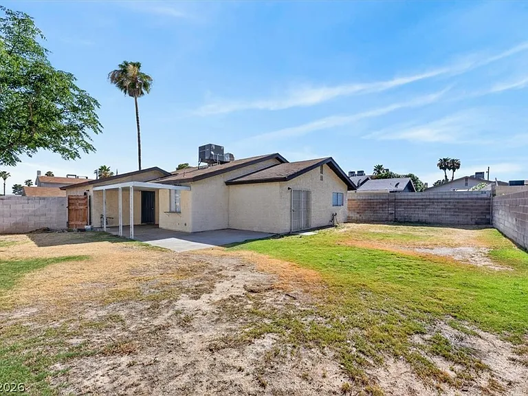 6834 Grandola Dr — Photo 32