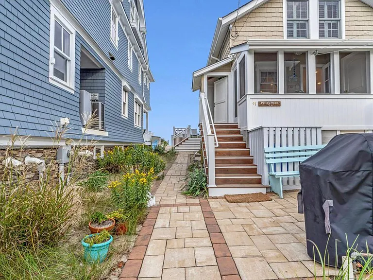 41 Beach Front Front — Photo 4