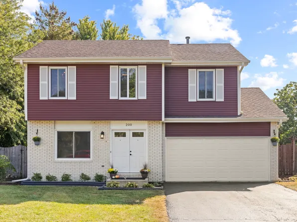 200 Westbrook Cir, Naperville, IL 60565