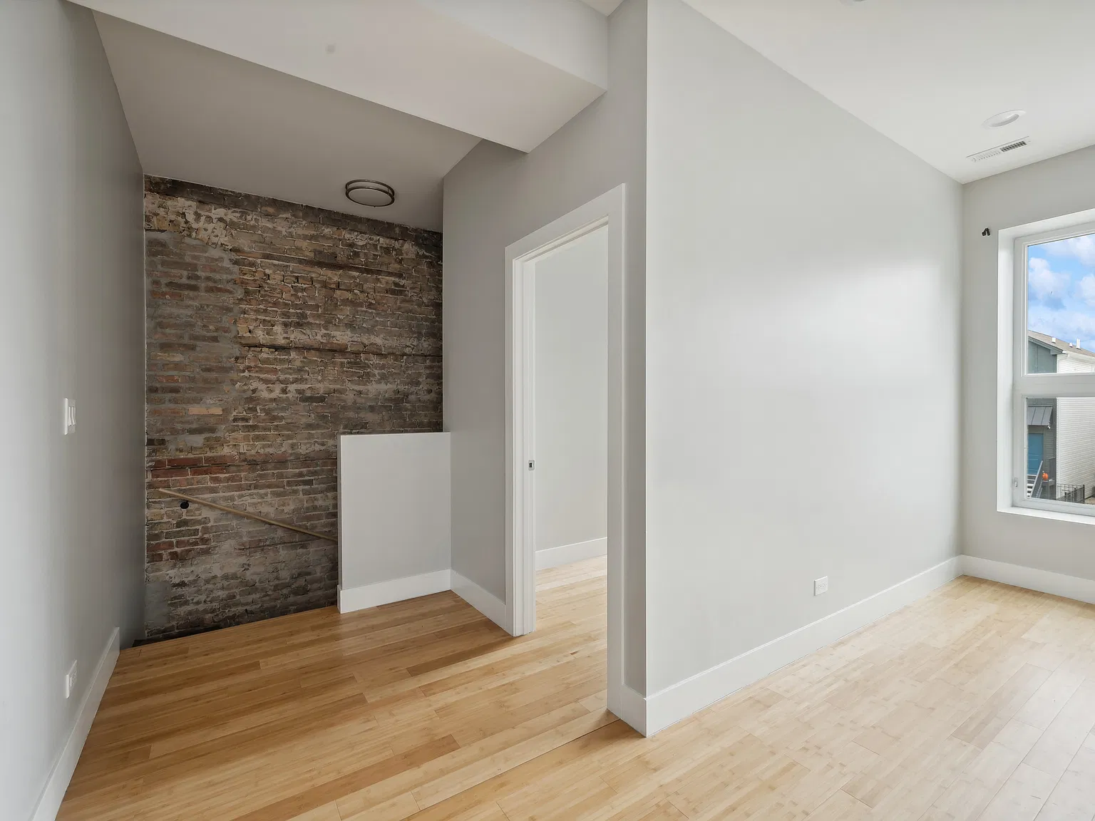 3 bed, 1350 sqft, $2,500 — Photo 2