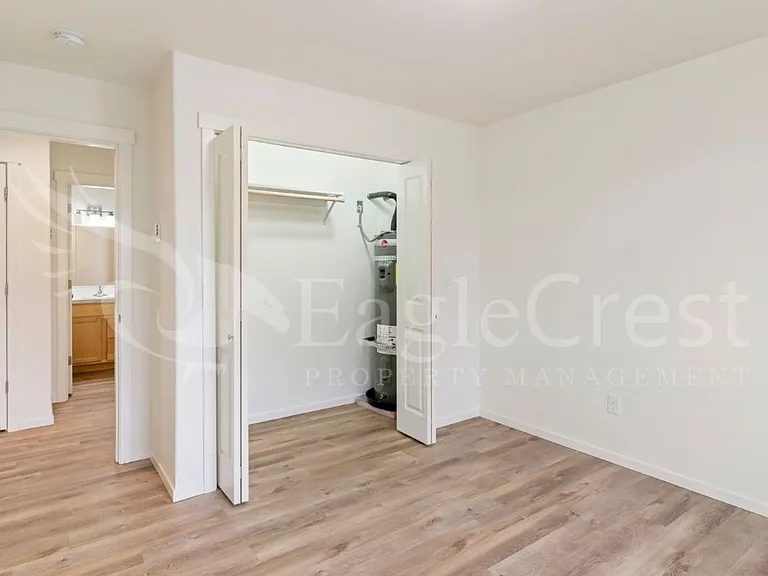 942 NE Spitzenburg St — Photo 13