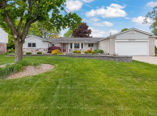 25423 Skye Dr, Farmington Hills, MI 48336