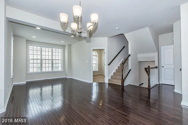 4 bed, 3.5 bath, 2491 sqft, $3,700 — Photo 3