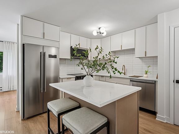 2nd image of 433 S Lombard Ave APT 34