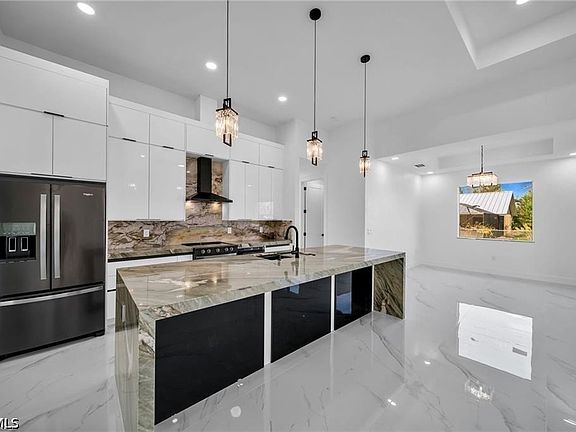 5th image of 427 SW 21st Ter
