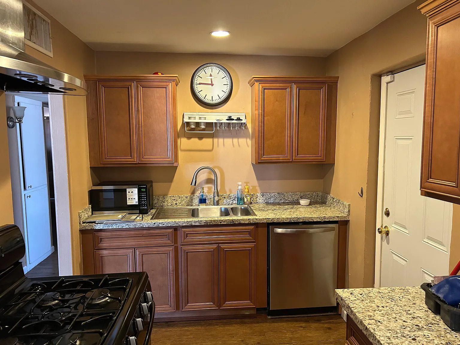 3 bed, 1200 sqft, $2,000 — Photo 2