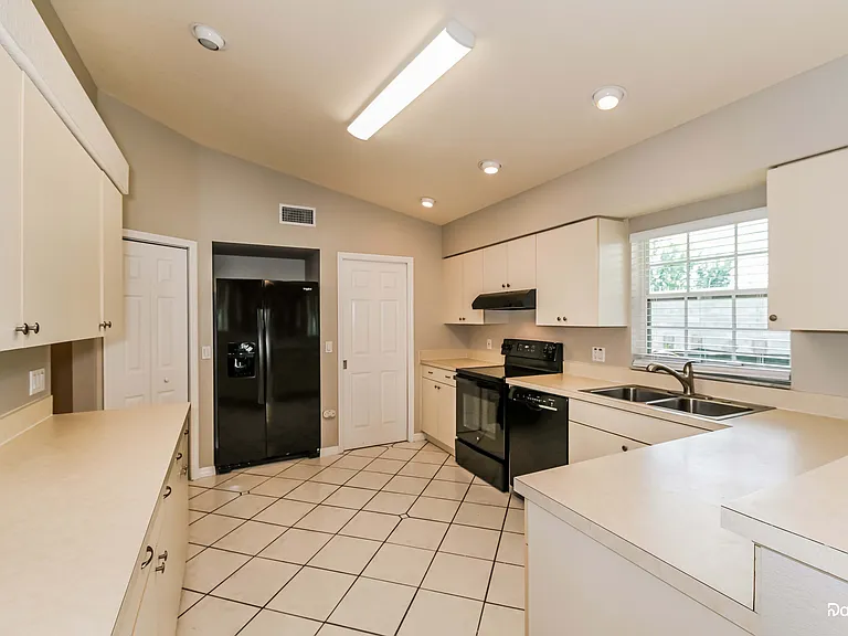 306 NE 17th Pl — Photo 3