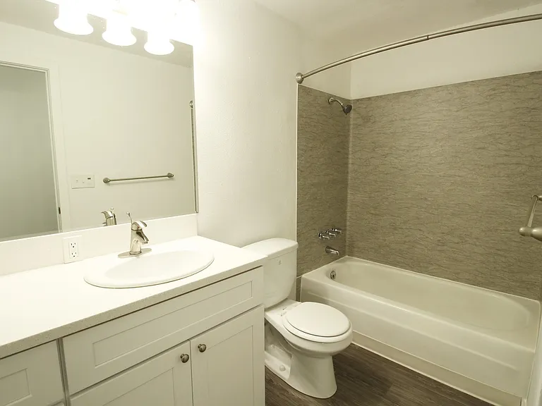 Bayview East Apartments — Photo 12