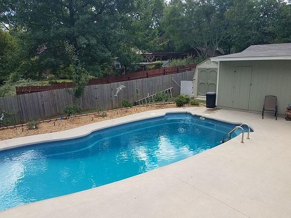 4th image of 806 Hilltop Dr