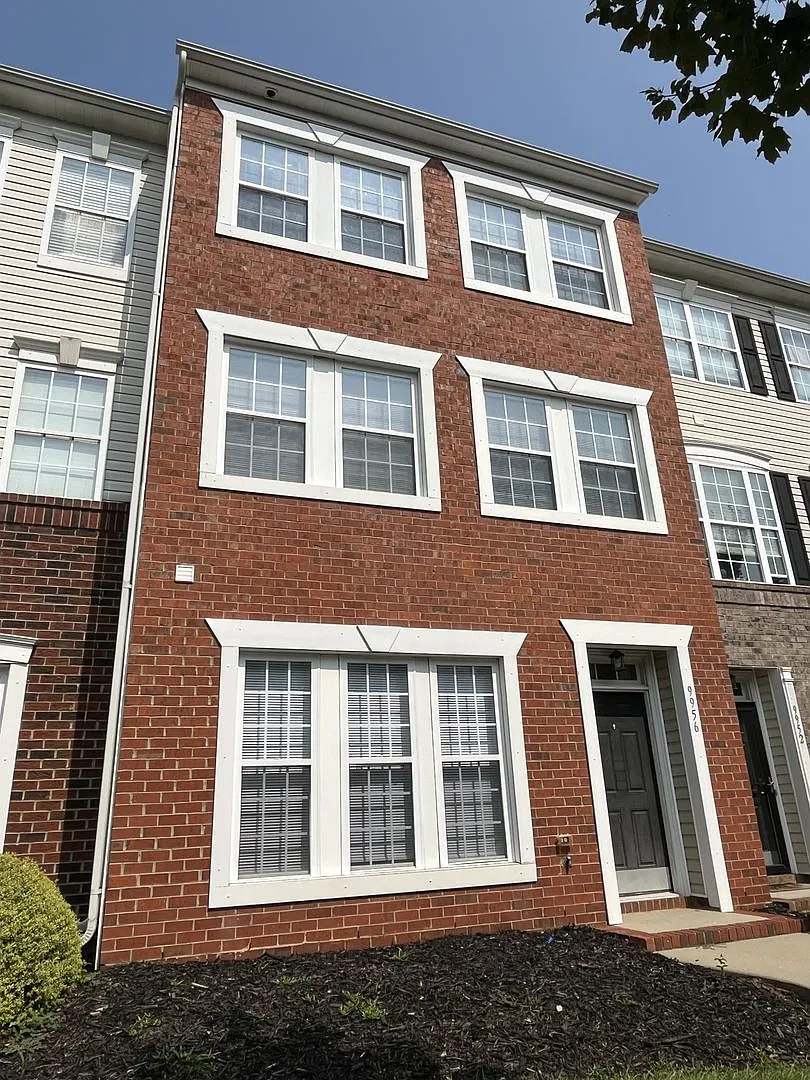 3 Bed, 3 Story Townhome in desired Ayrsley — Photo 1