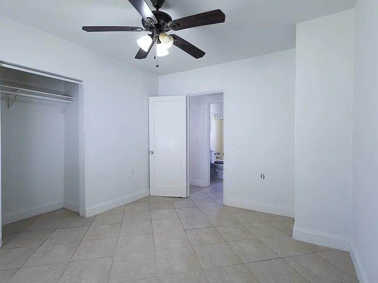 490 SE 21st St #6 — Photo 1