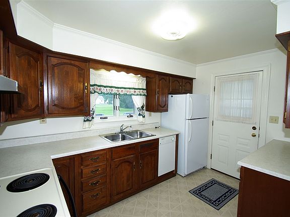 5th image of 611 Sycamore Ln