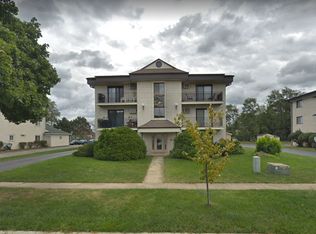 8405 Captons Ln APT 2, Darien, IL 60561