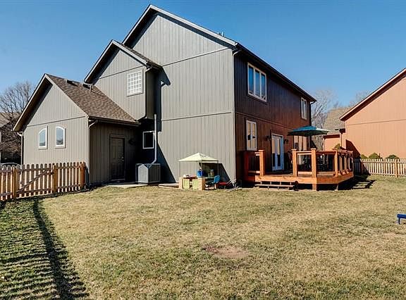 5th image of 136 NE Hidden Meadow Ct