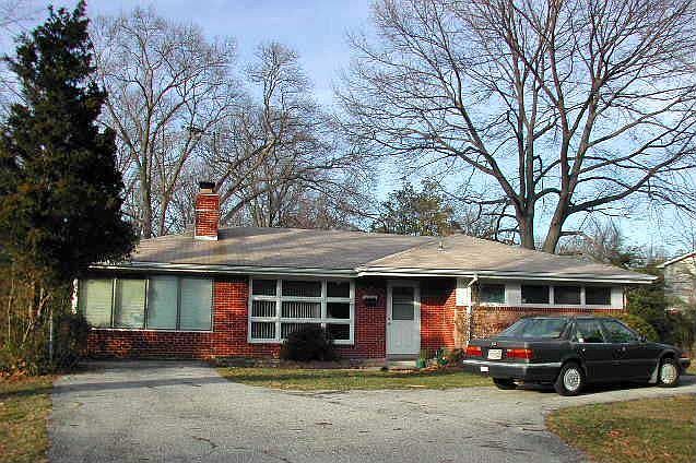 Front of House w/curved driveway