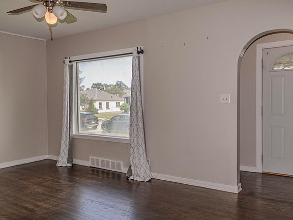 4th image of 3940 Towle Ave