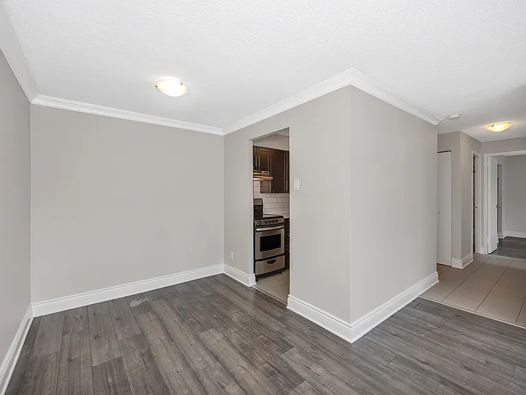 215 Clarence St — Photo 41