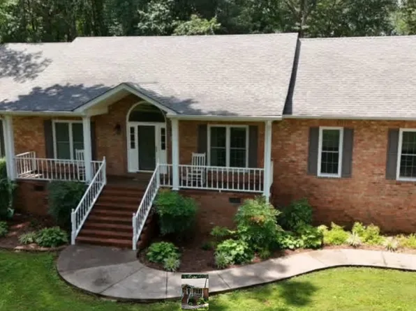 320 Spring Valley Dr, Cottontown, TN 37048