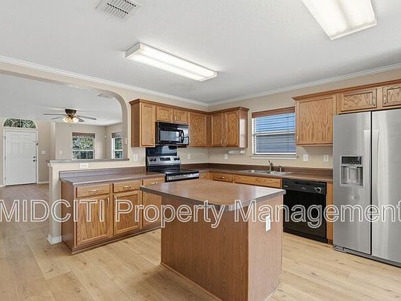 4th image of 2432 Medina Dr