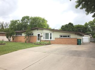 319 Kingswood Dr, North Aurora, IL